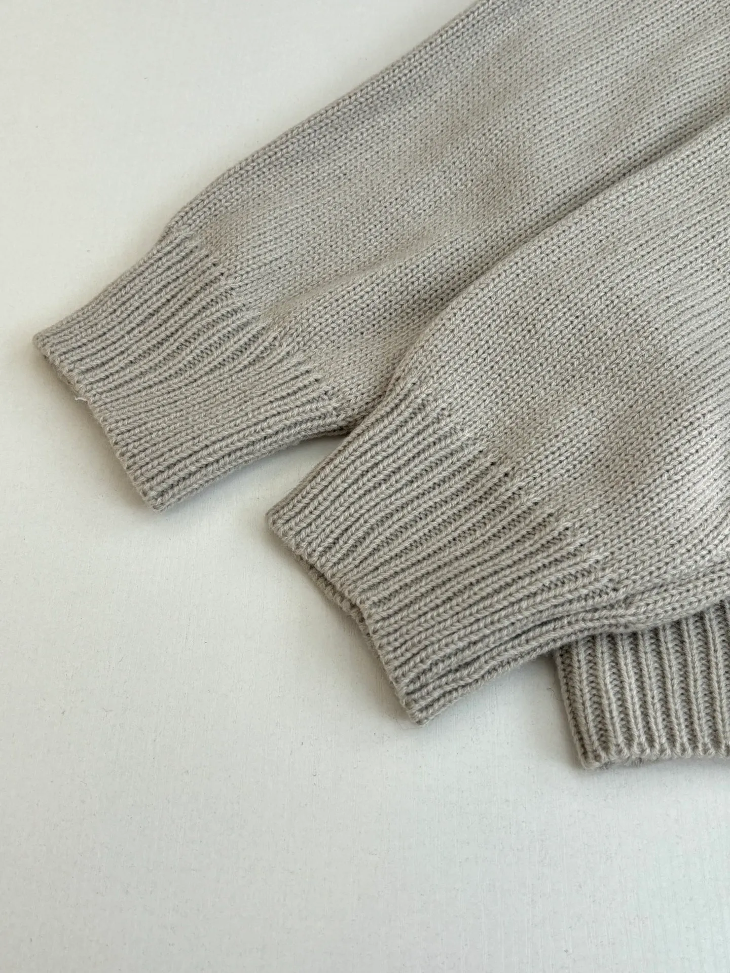 P410 Stone islan*/stone island solid color basic armband round neck knitted sweater. The original version was purchased and developed by 2488. The fabric is made of wool yarn blended nylon. The overall comfort is more skin-friendly than the original version. The YB upper body is particularly tight. We adjusted the overall feel and skin-friendly feeling based on the original wool yarn quality. Both are more comfortable and breathable than the ZP upper body. There is no difference between the stripes and the original version. And it can be done with full grade. Supports random detection of wool content. We ensure that every item our customers receive is of high quality. It also needs to be taken to the tatting factory for secondary processing. Stone Island armband, the overall wiring is straight and delicate, the fabric is comfortable and soft, the color is consistent without color difference Size: S/M/L/XL